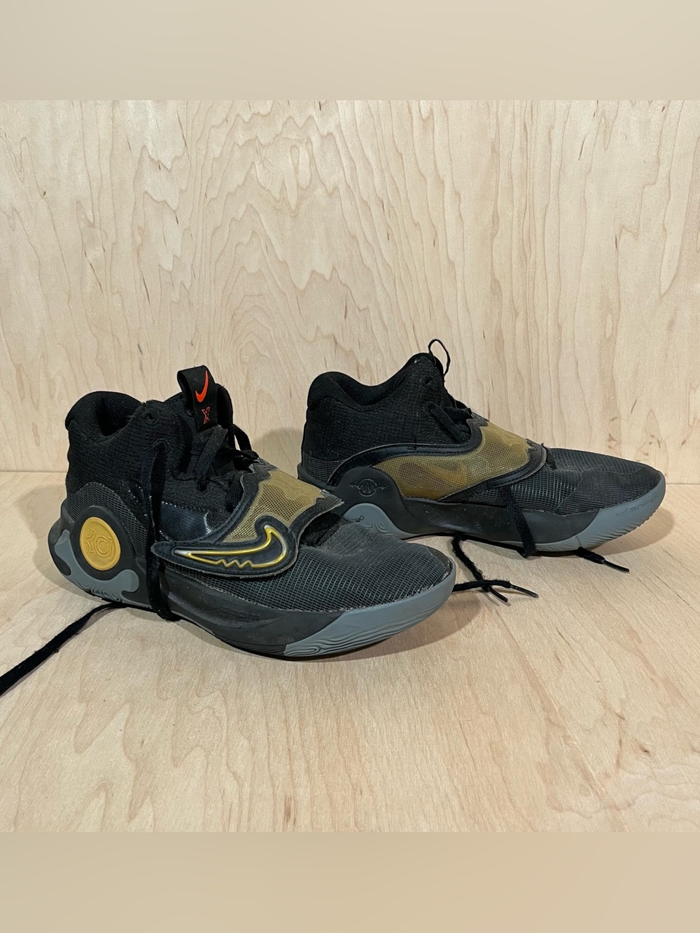 Nike KD Trey 5 X sneakers in black and metallic gold / size 8 men’s